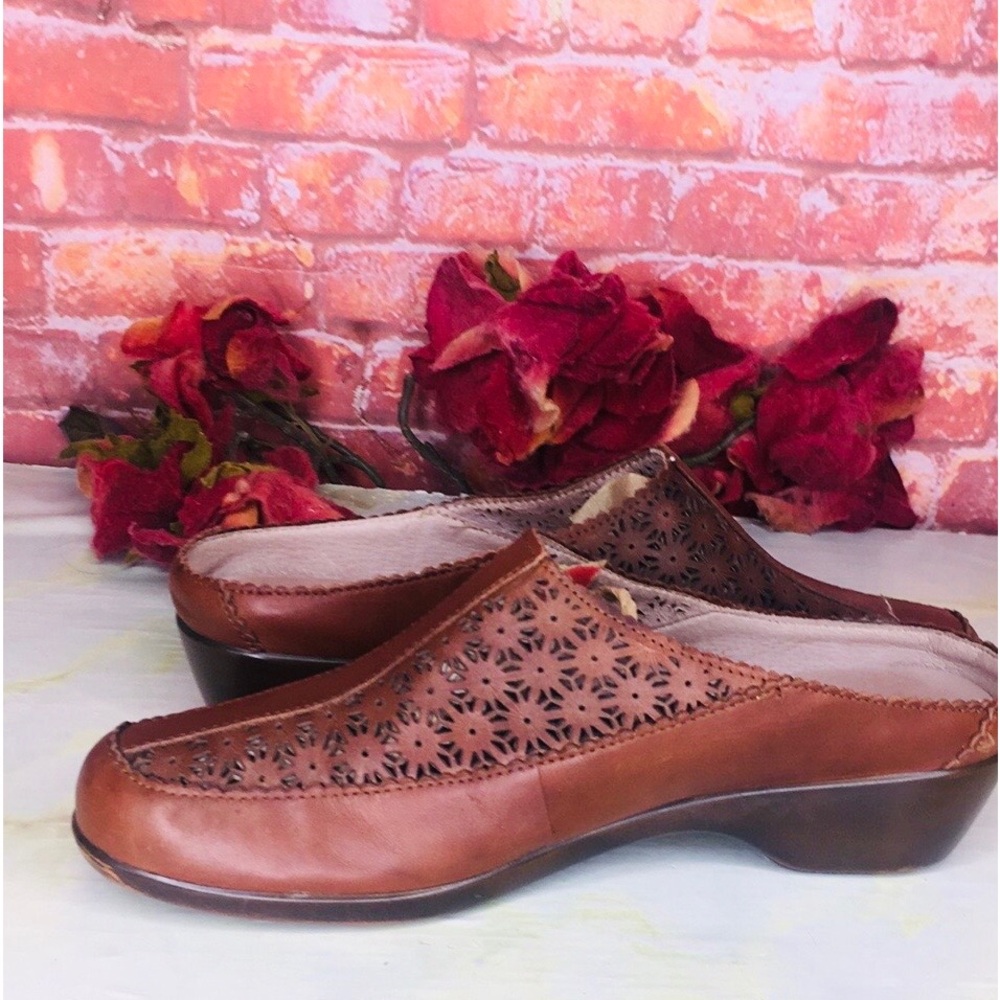Easy Spirit  Cognac Leather Closed Toe Floral Cutout Comfort Mules - Picture 5 of 9